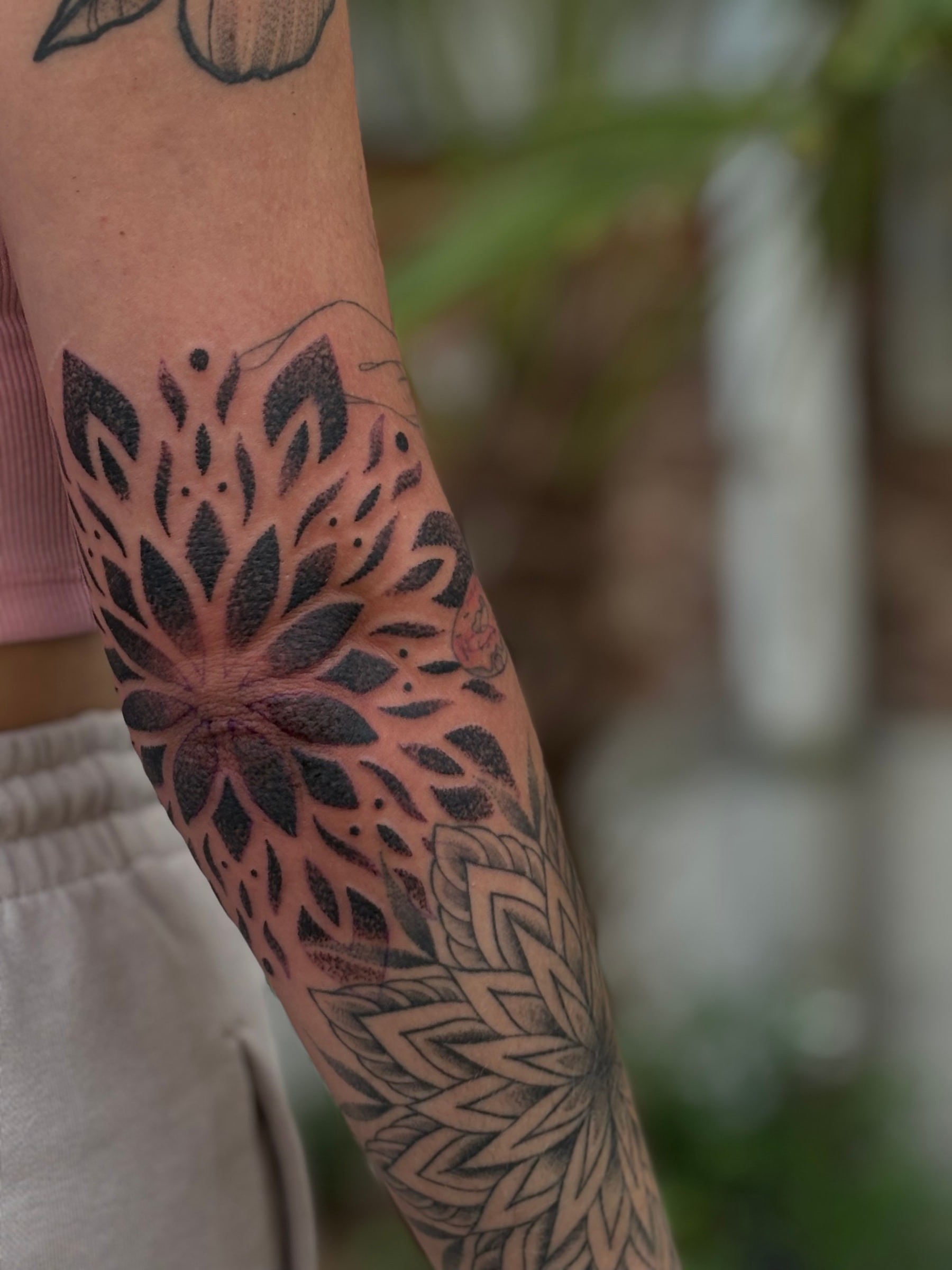 Tattoo en dotwork sur coude.