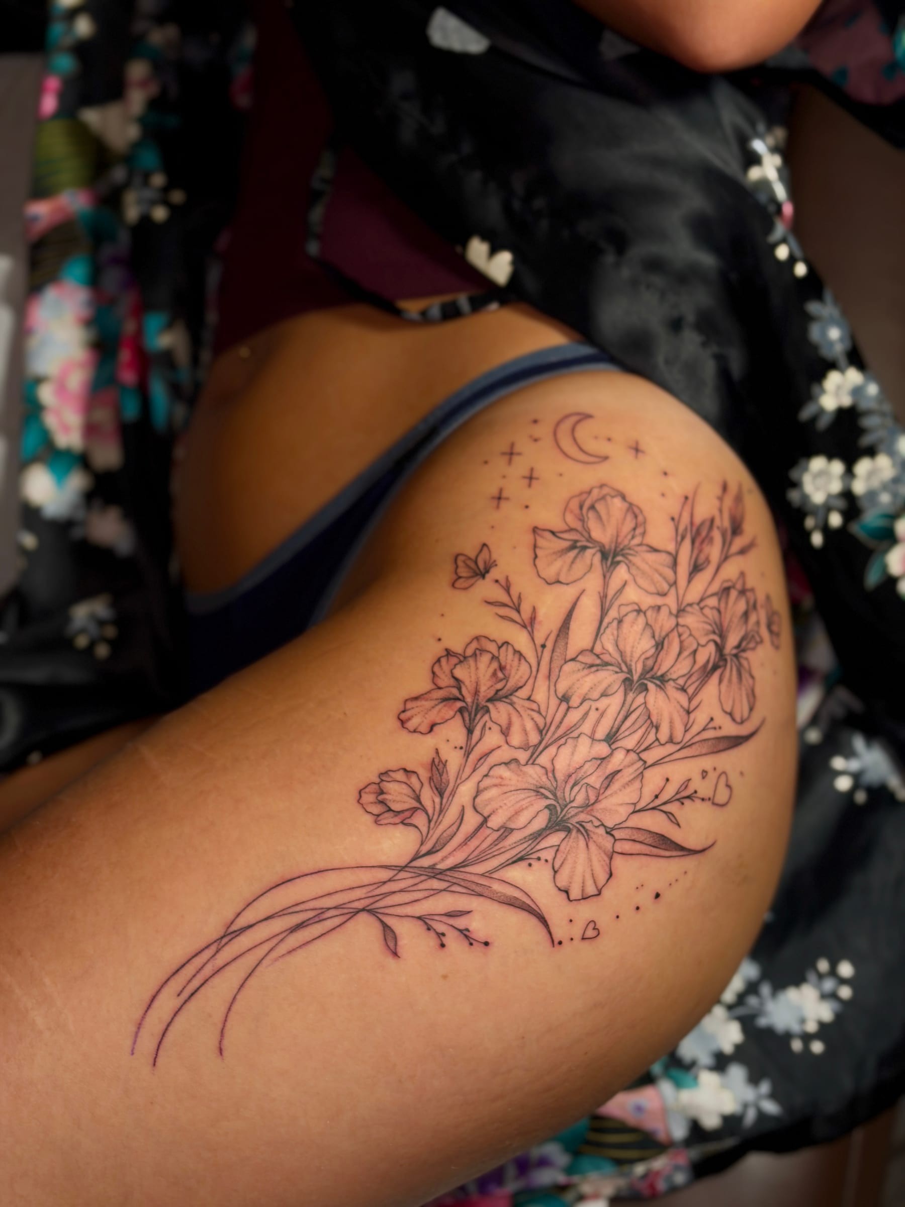 Composition florale en fine line mettant à l'honneur des iris aux lignes délicates, sublimés par un ombrage léger et des détails tout en finesse.